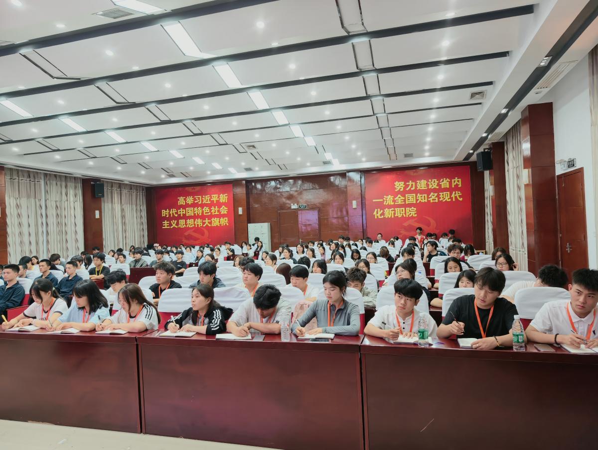 五老报告团熊谟菊1(5.14).jpg